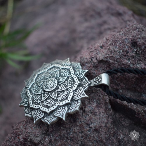 pendentif-lotus-mandala-mantra-om-zen-yoga-karma